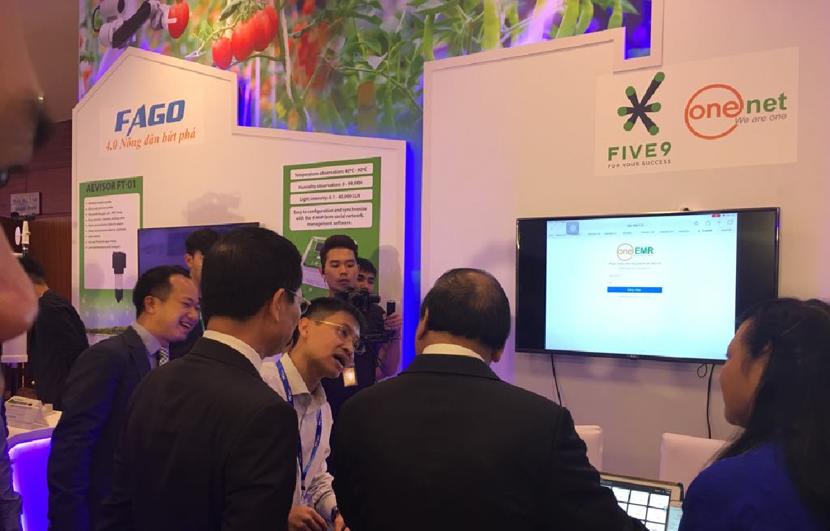 Gian trưng bày của Hệ thống Quản lý bệnh án điện tử OneEMR thu hút sự quan tâm của nhiều Đại biểu